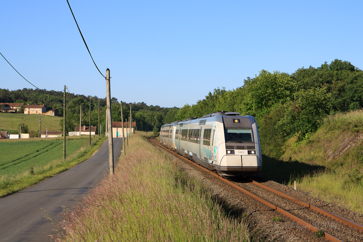 Cette UM d'X 72500 assurant un TER Périgueux - Limoges va bientôt franchir sans arrêt la gare de Négrondes.