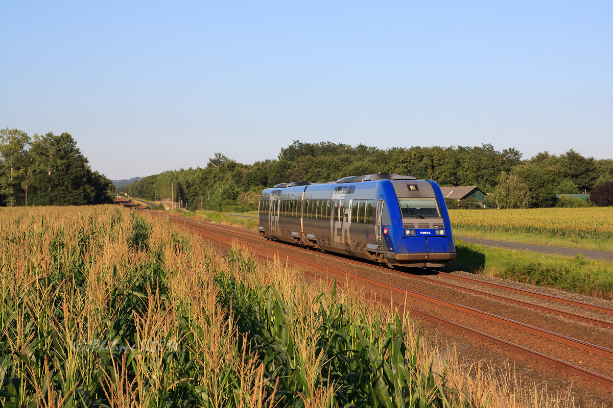 Assurant l'Intercité 4581 Limoges - Bordeaux, cet XTER est vu peu après avoir desservi la gare de Mussidan.