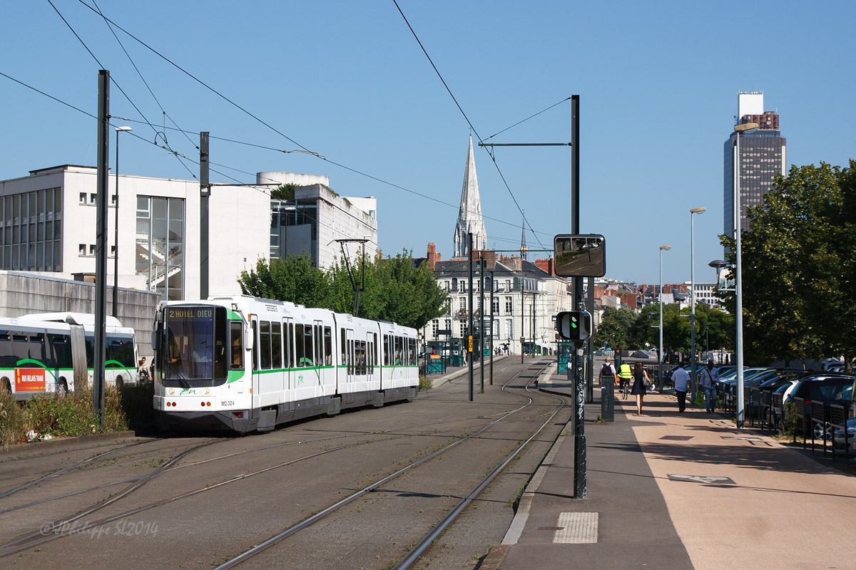 Circulant sur la ligne 2 du tramway Nantais, cette rame TFS se dirige vers l'arrêt Hôtel-Dieu.