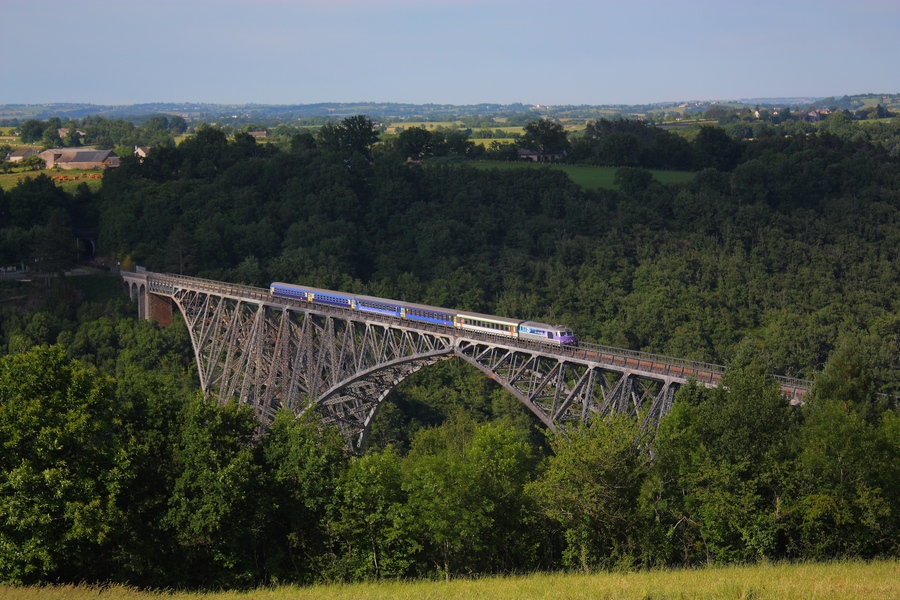 Le BB 67621 en charge du W 728487 Rodez - Albi, sur le viaduc du Viaur.