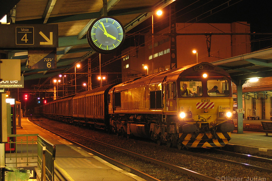 Attente en gare de Bourg-en-Bresse du d&eacute;part pour Publier du train 60243, 66026 en t&ecirc;te.