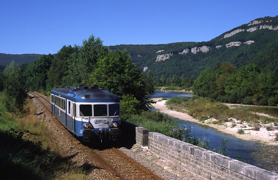 Passage du X 2852 au bord de la Bienne, pr&egrave;s de Vaux-les-Saint-Claude, sur le TER 58654 Lyon-Perrache - Saint-Claude.