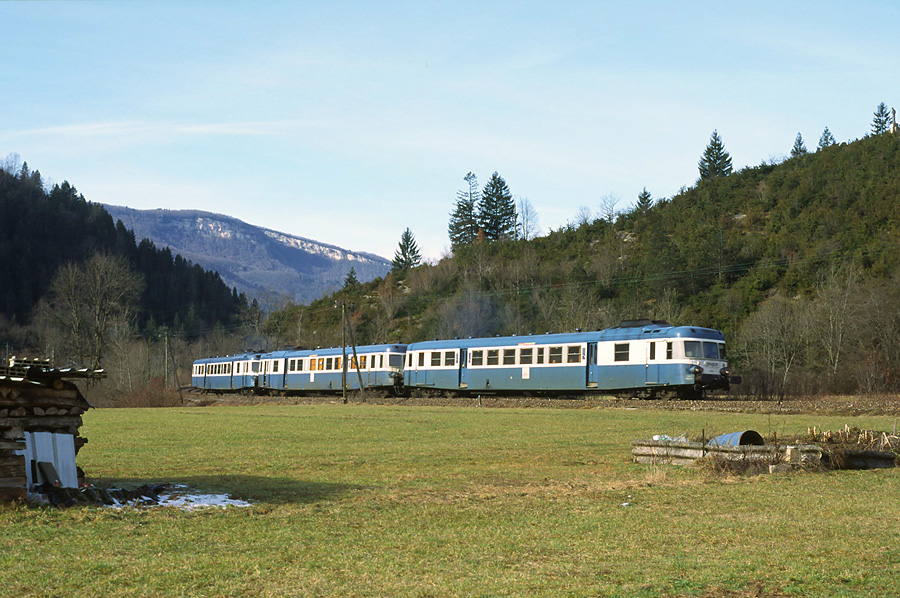 Vue du TER 882502 Lyon-Perrache - Saint-Claude, pr&egrave;s de Chassal.