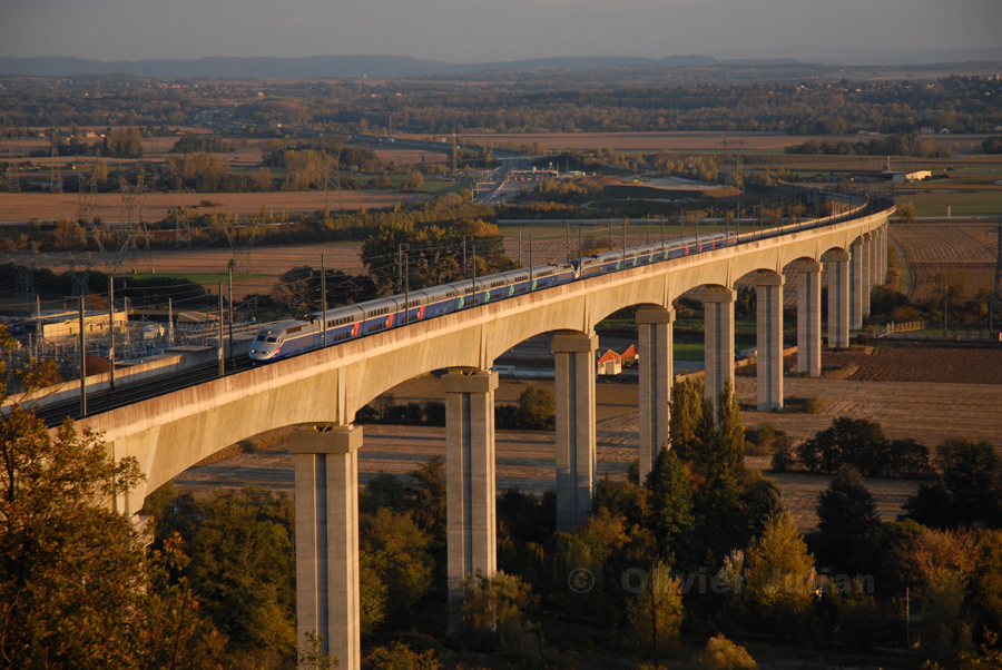 Passage d'une UM de TGV sur le viaduc de la C&ocirc;ti&egrave;re.