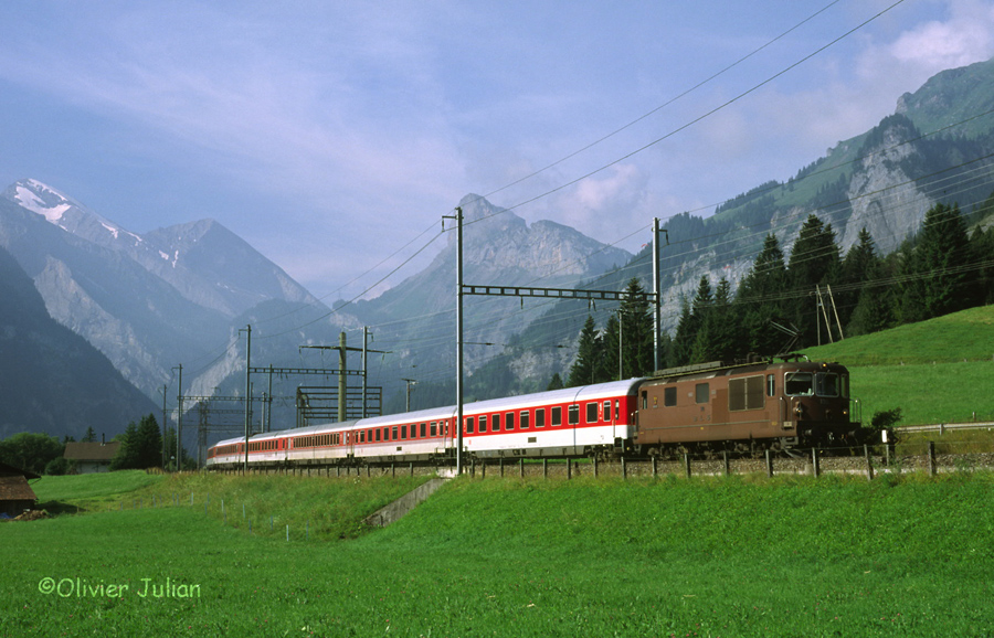 Un Re4/4 BLS brune avec l'EC "L&ouml;tschberg" &agrave; Kandersteg.