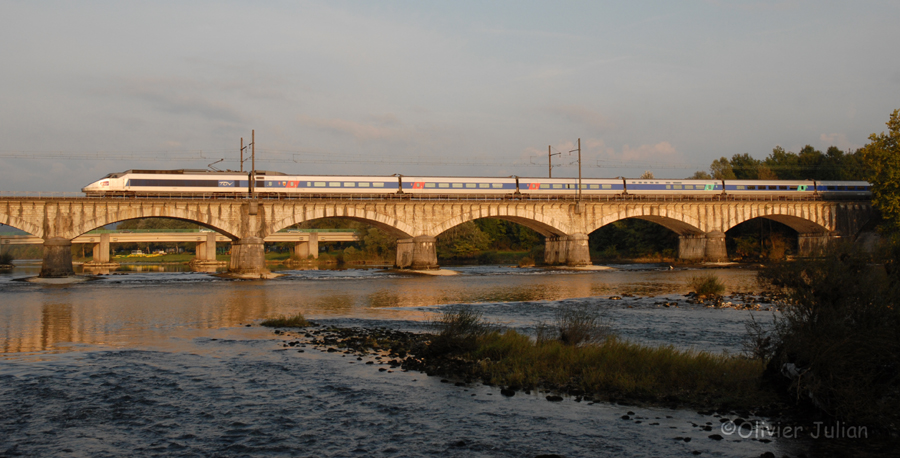 Un TGV PSE traverse l'Ain &agrave; Pont d'Ain.