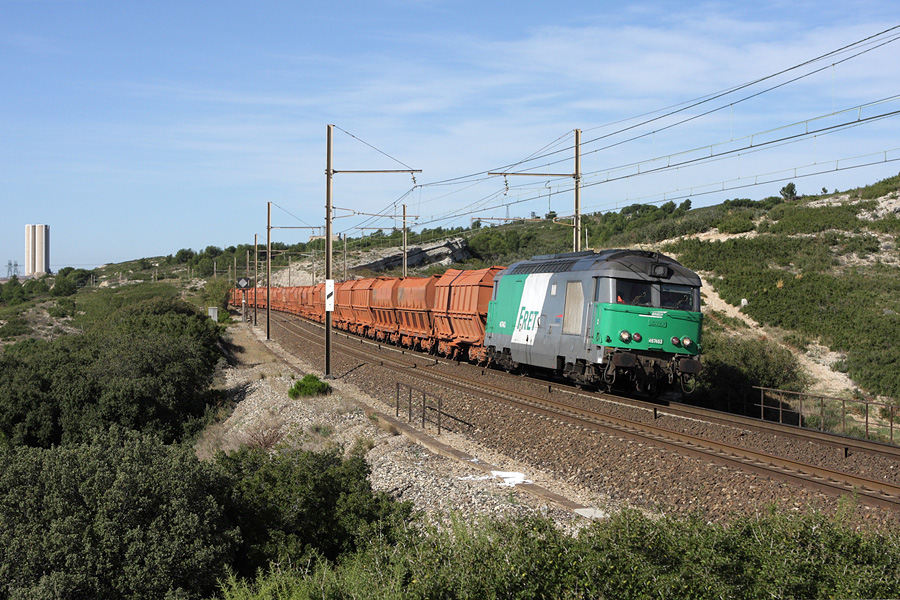 Le train de bauxite Fos - Gardanne emmen&eacute; par la BB 67463.