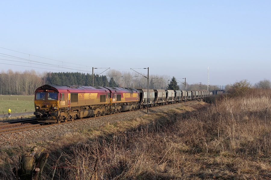 Les 66218 et 66220 ECR tractent une rame vide de charbon de Varang&eacute;ville vers Dunkerque.