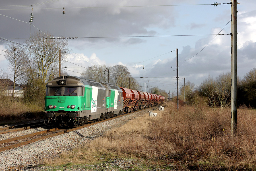 Quelques jours apr&egrave;s la r&eacute;ouverture du trafic ferroviaire sur la petite ligne Fourmies - Glageon, un train de tr&eacute;mies passe &agrave; Dompierre-sur-Helpe et se dirige vers Aulnoye.