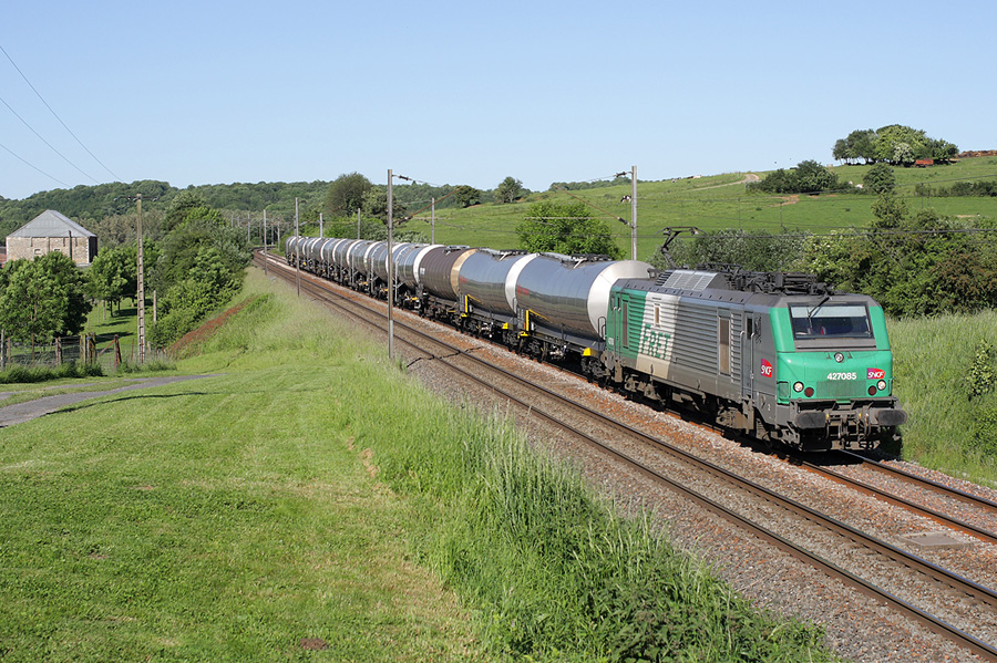 La BB 27085 traverse le village d'Aubigny les Poth&eacute;es dans les Ardennes.