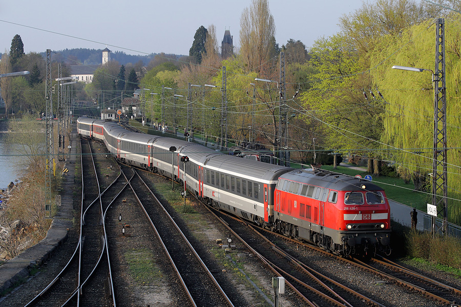 La 218 428-1 rentre en gare de Lindau Hbf avec l'Eurocity 192. Quelques minutes, apr&egrave;s il repartira vers Z&uuml;rich avec une locomotive &eacute;lectrique SBB Cargo.