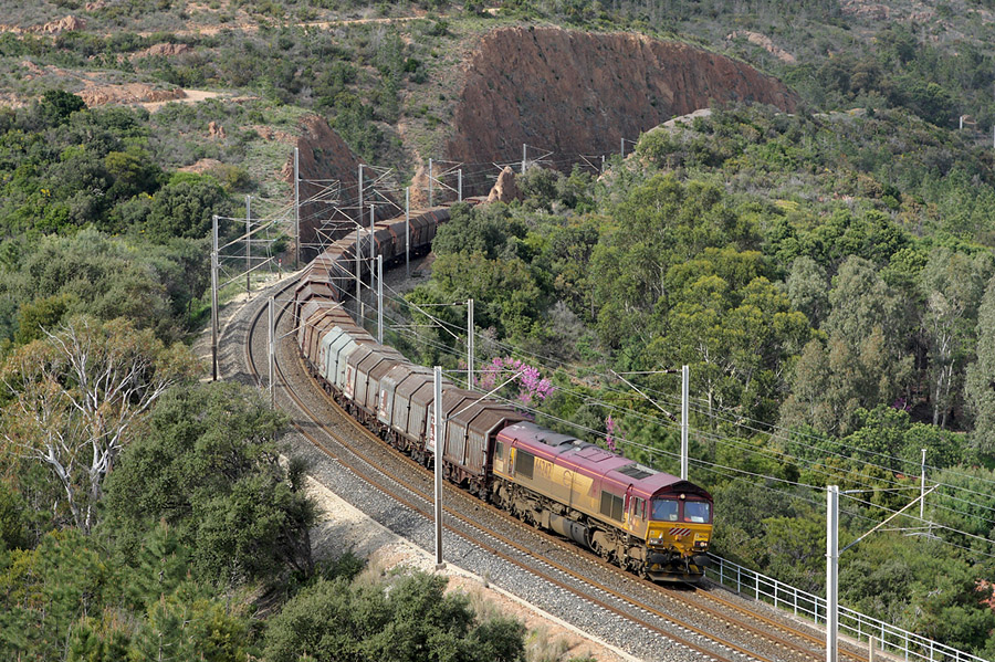 La 66242 ECR avec un train de coils dans le massif de l'Est&eacute;rel.