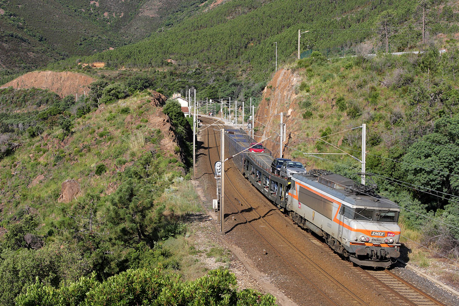 La BB 22323 avec l'auto-train 24501 vient de passer la gare du Trayas.