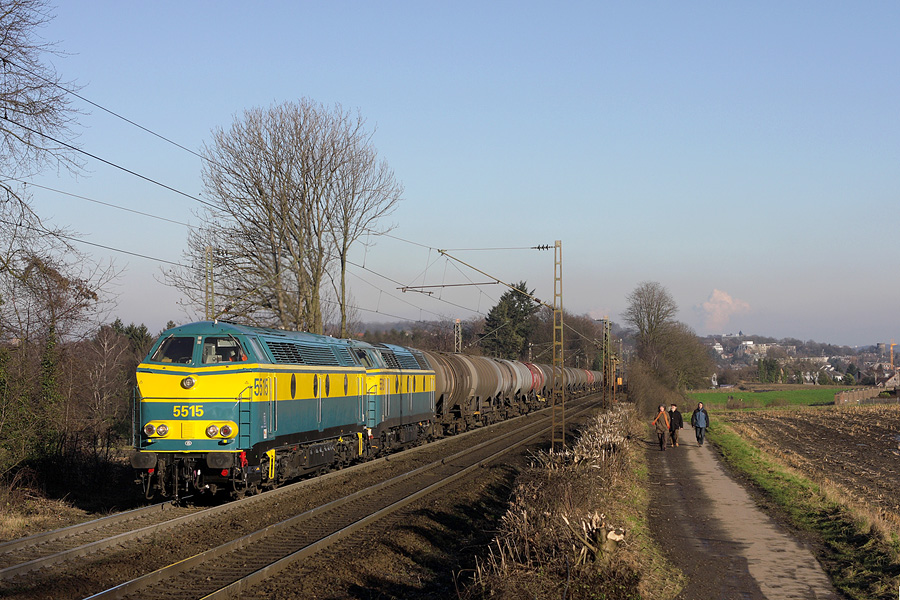 Le train 47068 B&acirc;le  - Anvers Petrol est remorqu&eacute; par les 5515 et 5519 dans la forte rampe entre Aachen (D) et la fronti&egrave;re belge.