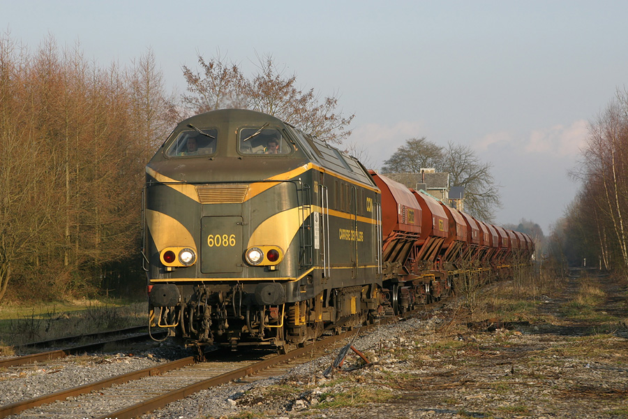 La 6086 vient de quitter le raccordement des carri&egrave;res de Wallers et se dirige vers Anor (F). Actuellement le raccordement situ&eacute; en Belgique n'est plus utilis&eacute; car le groupe Colas propri&eacute;taire de la carri&egrave;re a construit un raccordement direct vers la carri&egrave;re en contournant la Belgique. La 6086 a &eacute;t&eacute; vendue au CFV3V, un train touristique du sud de la Belgique.