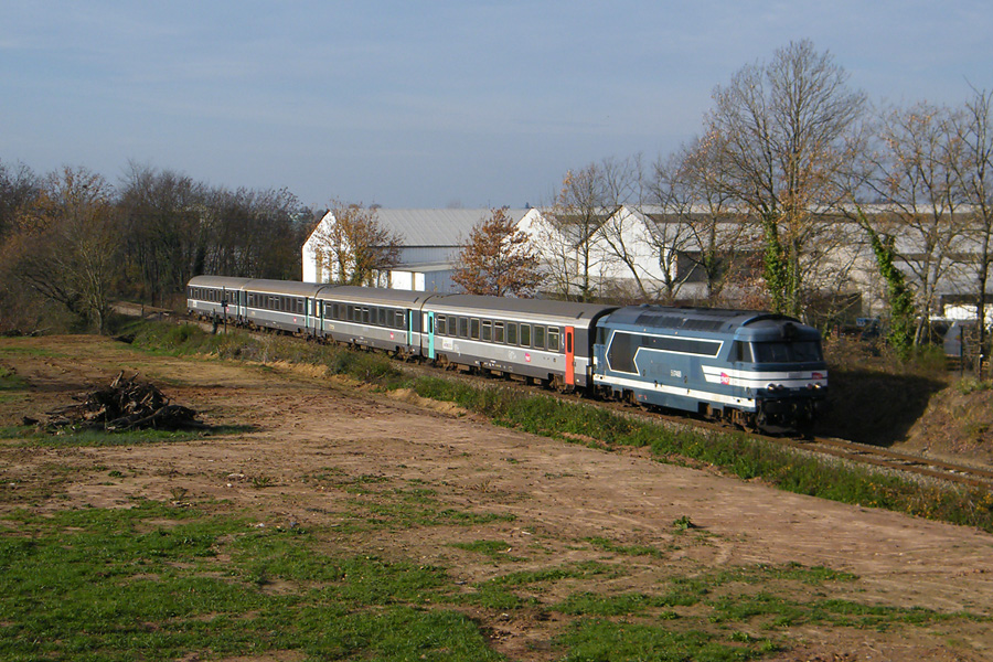La BB 67488 assure le Ventadour , vue ici a l'entr&eacute;e de Brive.
