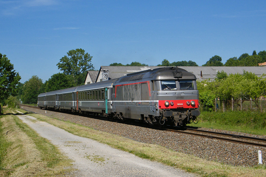 Passage du c&ocirc;t&eacute; de Terrasson du Corail "Ventadour" men&eacute; ce jour par la BB 67435.