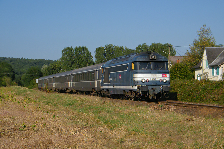 La BB 67607 est venue faire quelques tours de roue &agrave; Ussel. Elle est vue ici retournant sur Bordeaux avec l'InterCit&eacute;s 4591 Ussel - Bordeaux.