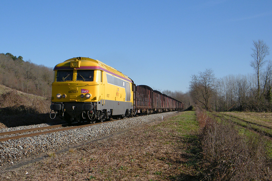 La BB 67627, appartenant &agrave; l'activit&eacute; INFRA, remorque une rame de traverses. 