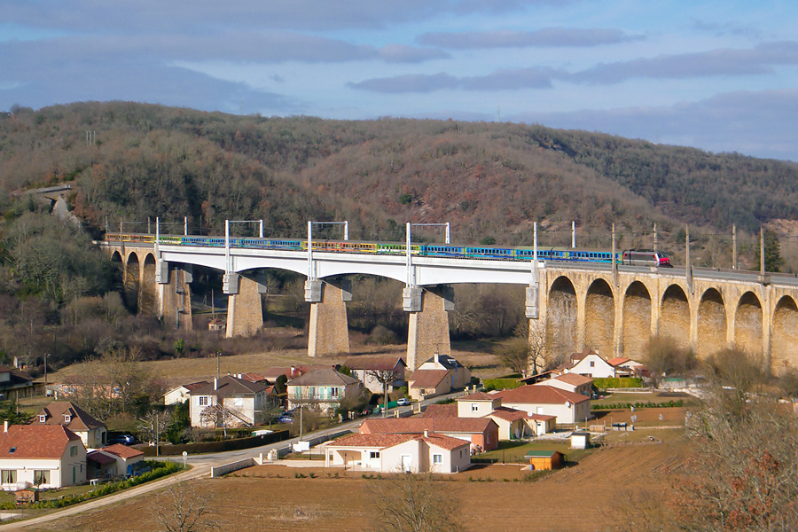 La BB 26048 et son Teoz 3631 vont passer Souillac.