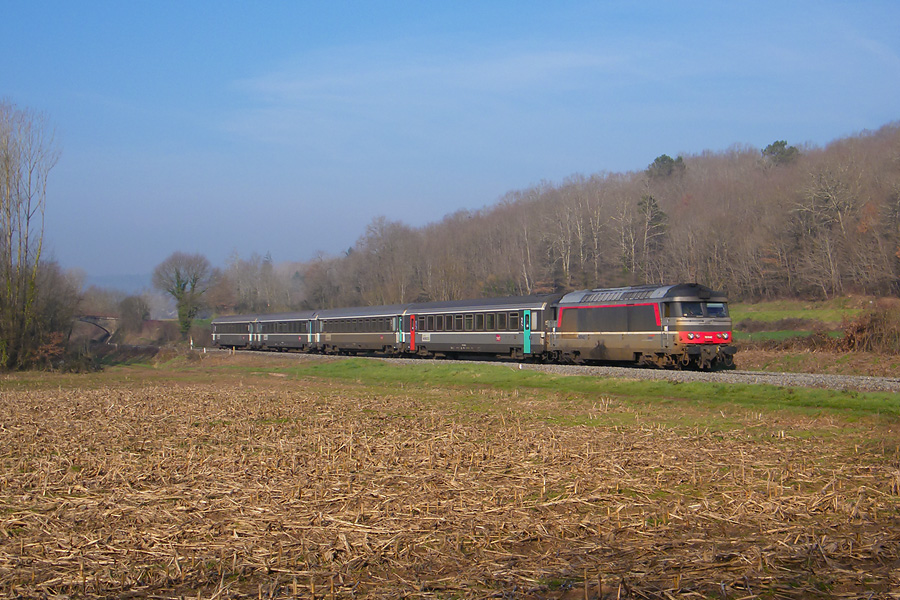 La BB 67442 est en charge du Ventadour du vendredi 4 Mars 2011.