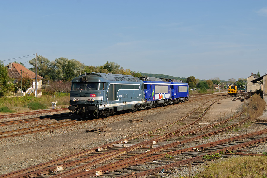 La BB 7601 va rejoindre P&eacute;rigueux afin d'&ecirc;tre pes&eacute;e en vue de son homologation.
&Agrave; noter la pr&eacute;sence de la BB 22218 en livr&eacute;e Transilien, pour la partie &eacute;lectrique de l'acheminement.