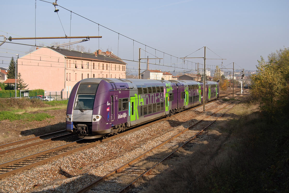 Après avoir desservi Givors-Ville, ce TER s'en va vers son terminus, Saint-Étienne-Châteaucreux.