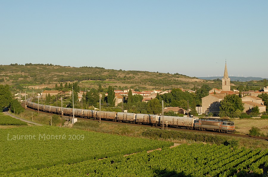 Parti de Rungis dans la nuit et remani&eacute; &agrave; Montauban, ce train frigo traverse le vignoble audois au petit matin.