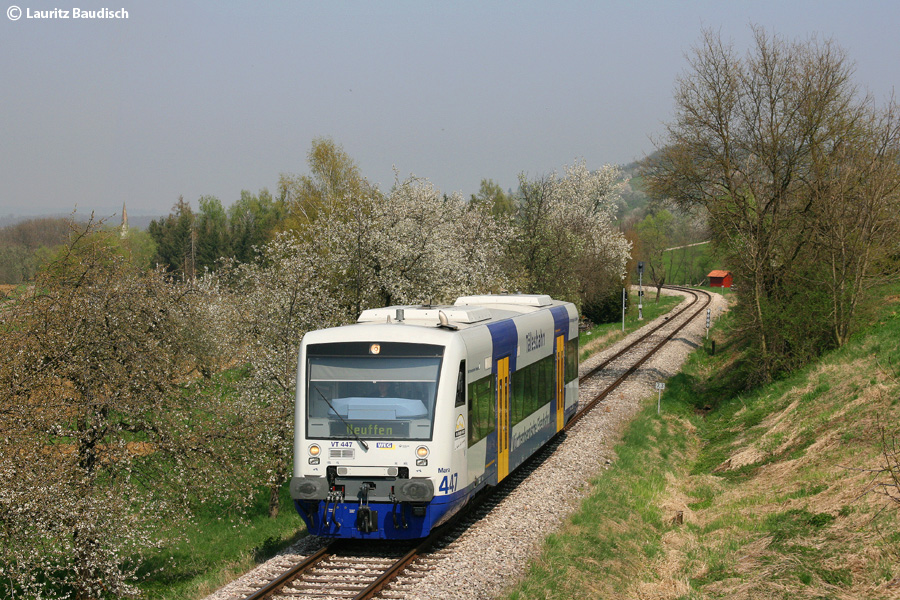 Un Regio Shuttle de la T&auml;lesbahn/Taelesbahn WEG [W&uuml;rttembergische Eisenbahn-Gesellschaft], train num&eacute;ro 447 "Mara", entre Frickenhausen et Neuffen. la gare de destination.