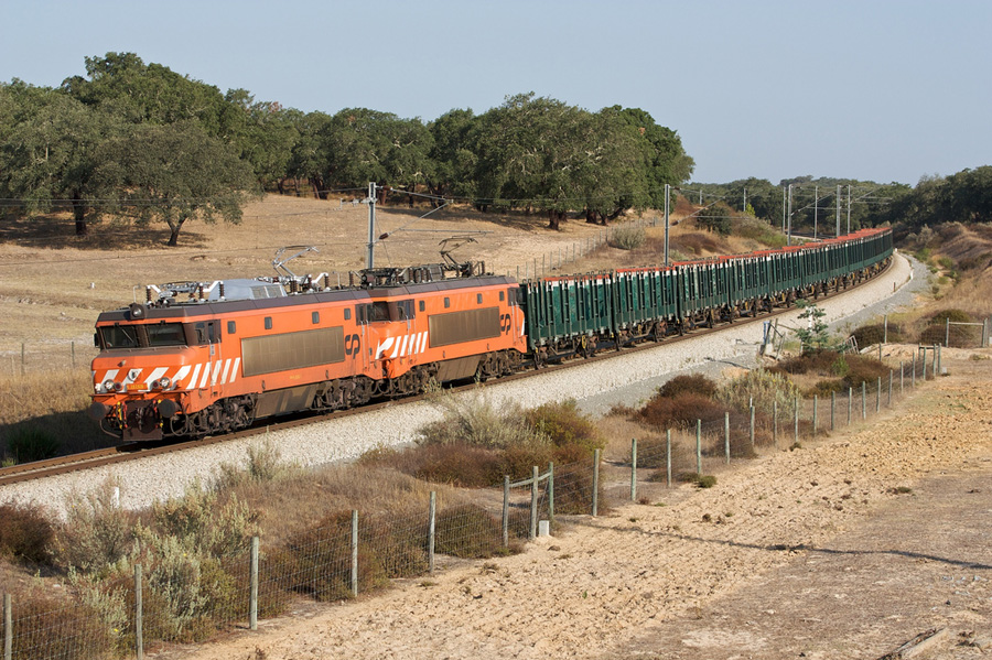 Train de transport de bois (vide) de Praias do Sado &agrave; Sab&oacute;ia, remorqu&eacute; par les 2626 et 2601