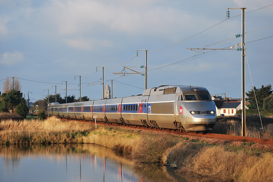 Passage, au petit matin, d'un TGV Le Croisic - Paris près du Pouliguen.
