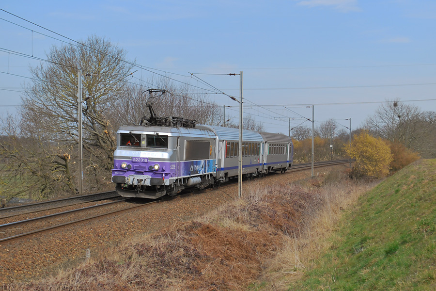 Passage avec 50 minutes d'avance près de Cesson-Sévigné pour cette BB 22200 assurant une marche de validation des B6 MUX2, annonçant la fin des BB 25200 en Rhône-Alpes.
