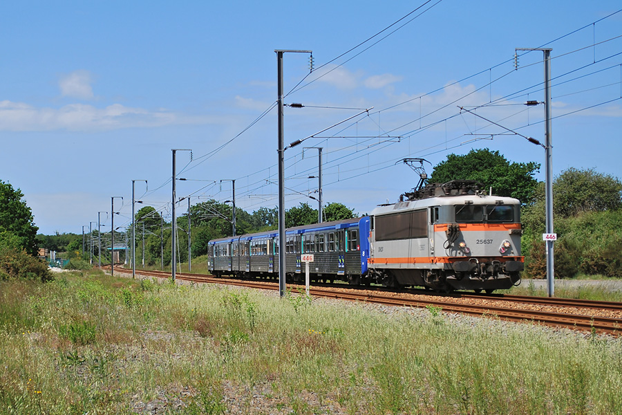 Passage &agrave; pleine vitesse &agrave; La Gouesni&egrave;re du TER 854346, un des derniers assur&eacute;s en BB 25500 sur Rennes - St-Malo.