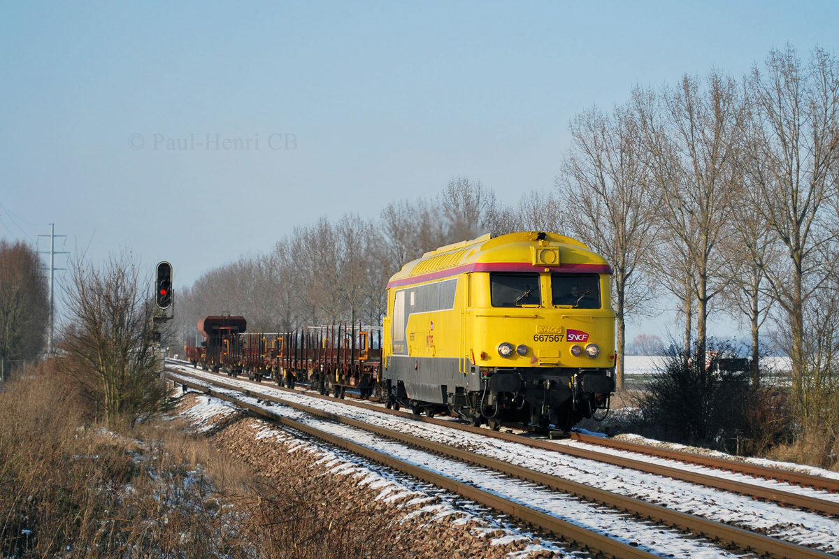 En charge d'un train d'infra à destination de Culmont-Chalindrey, la BB 67567 est vue à Nangis, après avoir été garée à Roissy-en-Brie.