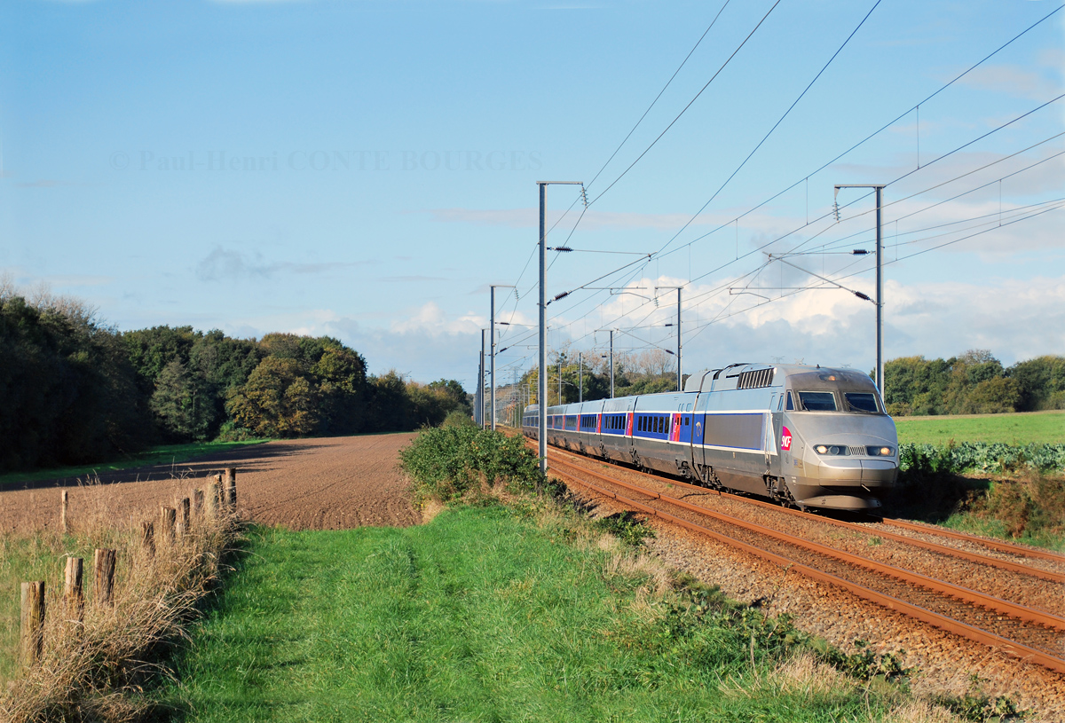La rame TGV Atlantique 365, engagée sur le TGV 8084, est vue alors qu'elle approche de la gare de La Gouesnière-Cancale.
