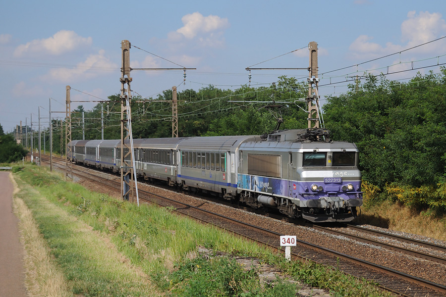 La BB 22313 en livr&eacute;e "En Voyage" emm&egrave;ne son TER pour Grenoble.