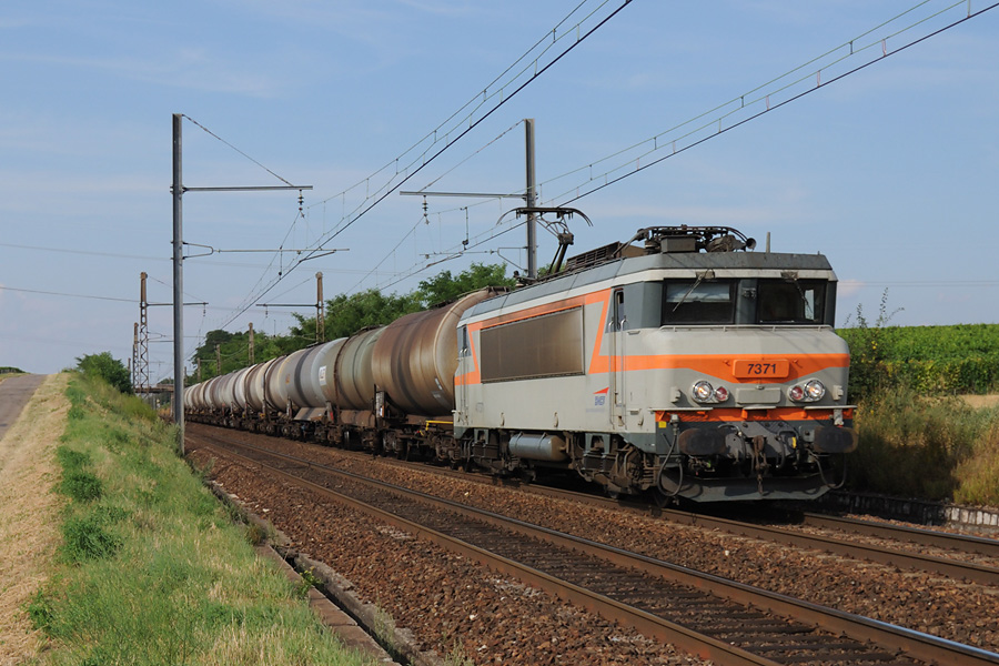 La BB 7371 emm&egrave;ne son train de citernes vers Lyon.