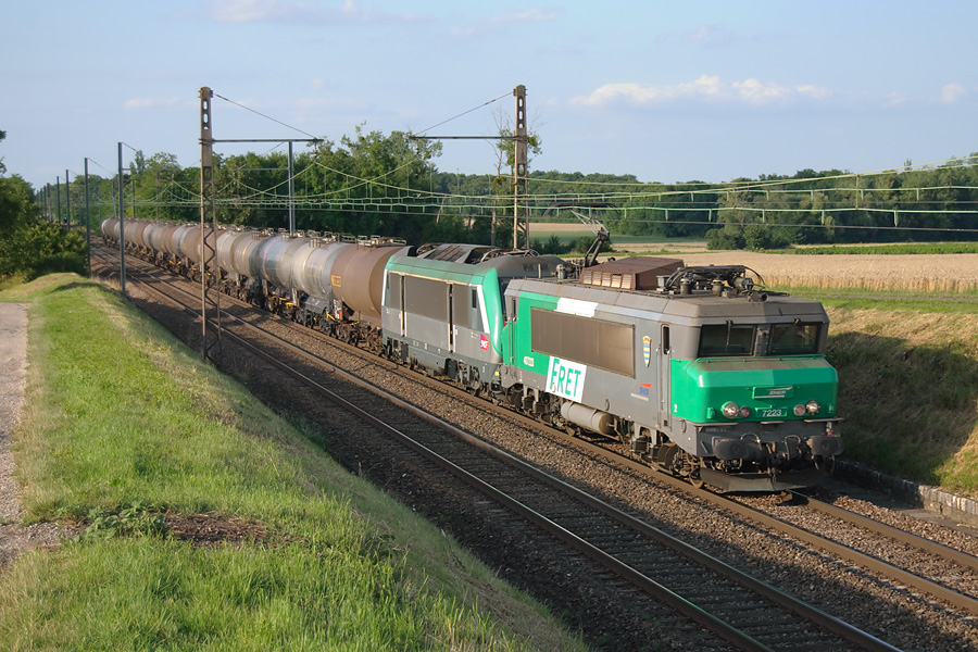 La BB 7223 avec une BB 36300 non identifi&eacute;e en v&eacute;hicule descend un train complet de citernes relativement court vers le sud.