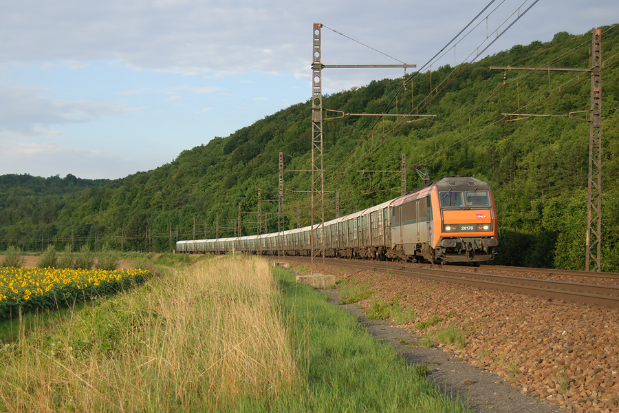 La 26178 prom&egrave;ne sa rame dans la vall&eacute;e de l'arman&ccedil;on en remontant vers Paris.