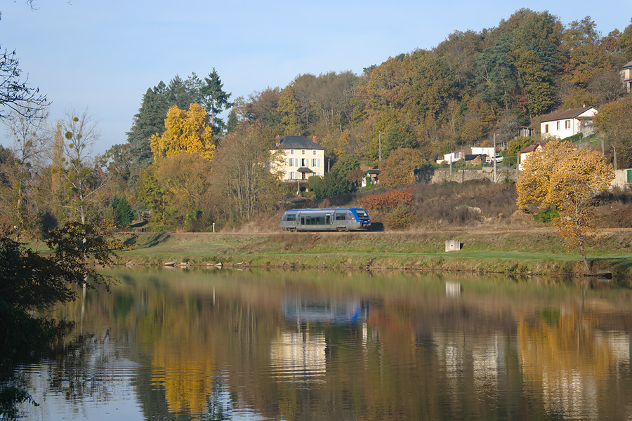 Un ATER non identifi&eacute; finit tranquillement son voyage depuis Angoul&ecirc;me, en longeant la Vienne &agrave; quelques encablures de la gare d'Aixe sur Vienne.