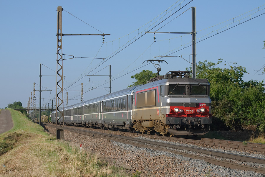 La BB 7258 arrive &agrave; Dijon qu'elle atteindra dans quelques kilom&egrave;tres. Elle assure un Lyon - Metz.