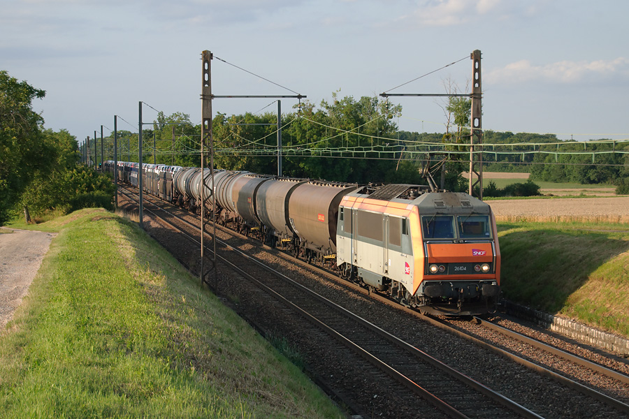 Dans une belle lumi&egrave;re de fin de journ&eacute;e, la 26104 roule vers le sud avec un train de Fret assez sympathique.