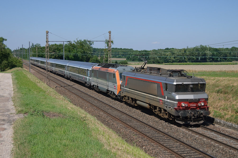 La BB 7258, accompagn&eacute;e d'une BB 26000, descend vers le sud le train GL 4262 Metz - Lyon. 