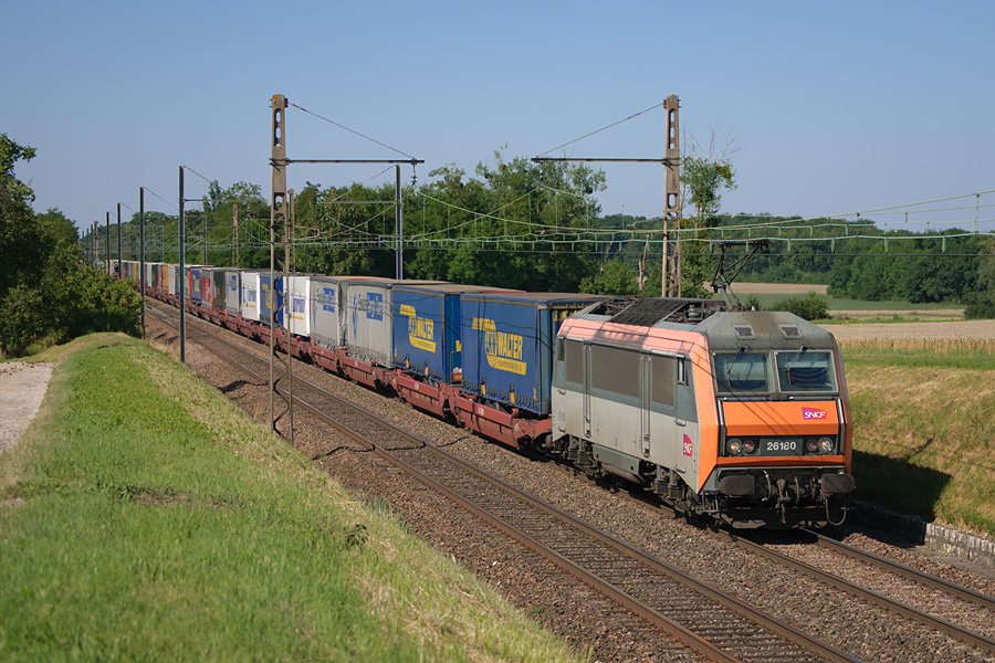 La 26180 emm&egrave;ne l'autoroute ferroviaire, BETTEMBOURG -  LE BOULOU bien charg&eacute; ce jour l&agrave;, &agrave; travers la Bourgogne, ici &agrave; quelques kilom&egrave;tres au sud de Dijon.