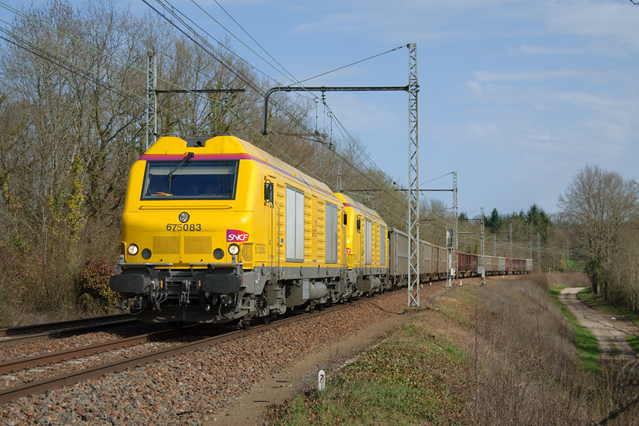 Le train Capdenac - Puy-Imbert (triage de Limoges) n° 815704 poursuit sa descente entamée quelques centaines de mètres plus tôt à la sortir du tunnel du Pouzol et se laisse glisser vers Limoges où les locomotives dormiront avant de redescendre sur Capdenac avec un train plein, le lendemain matin aux environs de 6h00 ...