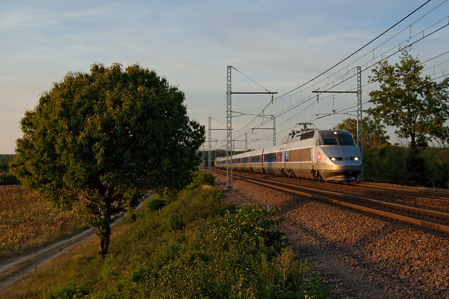 La rame 333 s'appr&egrave;te &agrave; effectuer un gros freinage pour passer de 220 &agrave; 160 km/h. Elle est vue ici au niveau de Villejoubert quelques kilom&egrave;tres avant Angoul&ecirc;me.