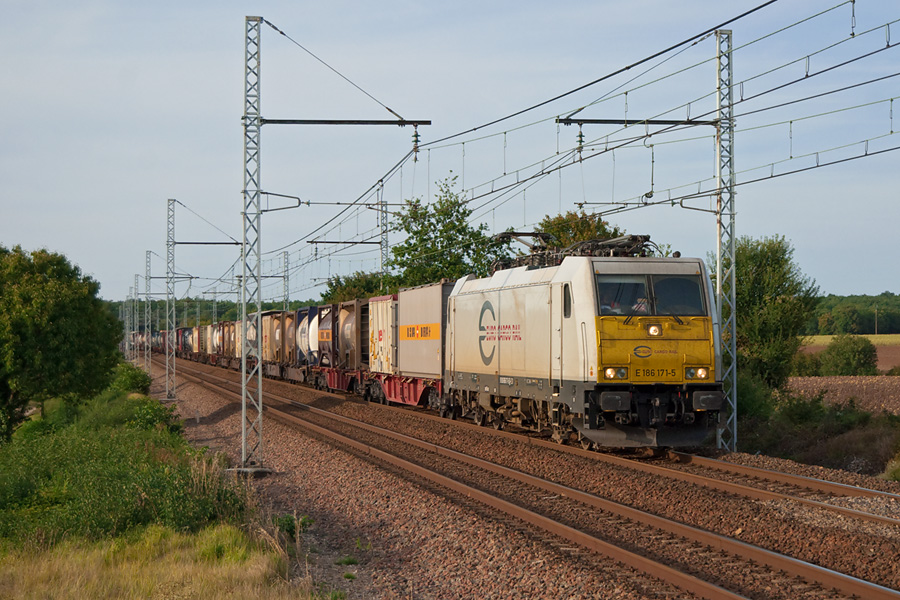 La Traxx 186 171-5 descend un long train de combin&eacute; vers Ir&ugrave;n.