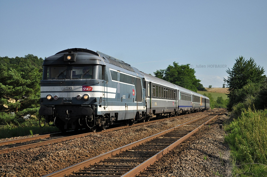 La BB 67603, assurant le TER n&deg;830932 &agrave; destination de Sarreguemines, s'appr&ecirc;te &agrave; traverser le village de Zetting.