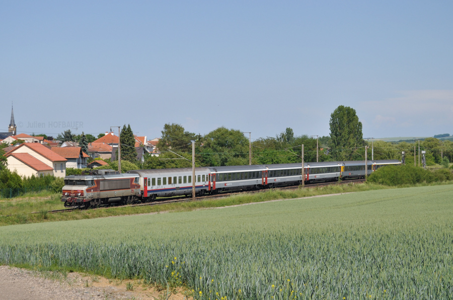L'EuroCity 90 "Vauban", au crochet de la BB 15018, l'une des sept 15000 encore affect&eacute;es au d&eacute;p&ocirc;t de Strasbourg, passe &agrave; c&ocirc;t&eacute; du village de Courcelles-sur-Nied dans les environs de Metz.