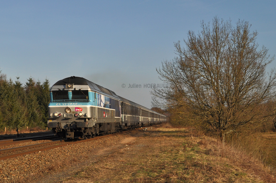 Alors que la majorit&eacute; des InterCit&eacute;s voient leurs horaires modifi&eacute;s pour cause de travaux, le 1042 est l'un des seuls &agrave; ne pas en &ecirc;tre affect&eacute; en ce 11 mars 2011. Parti de Belfort au crochet de la CC 72130, il passe ici &agrave; Bas-&Eacute;vette et se dirige vers Paris-Est.